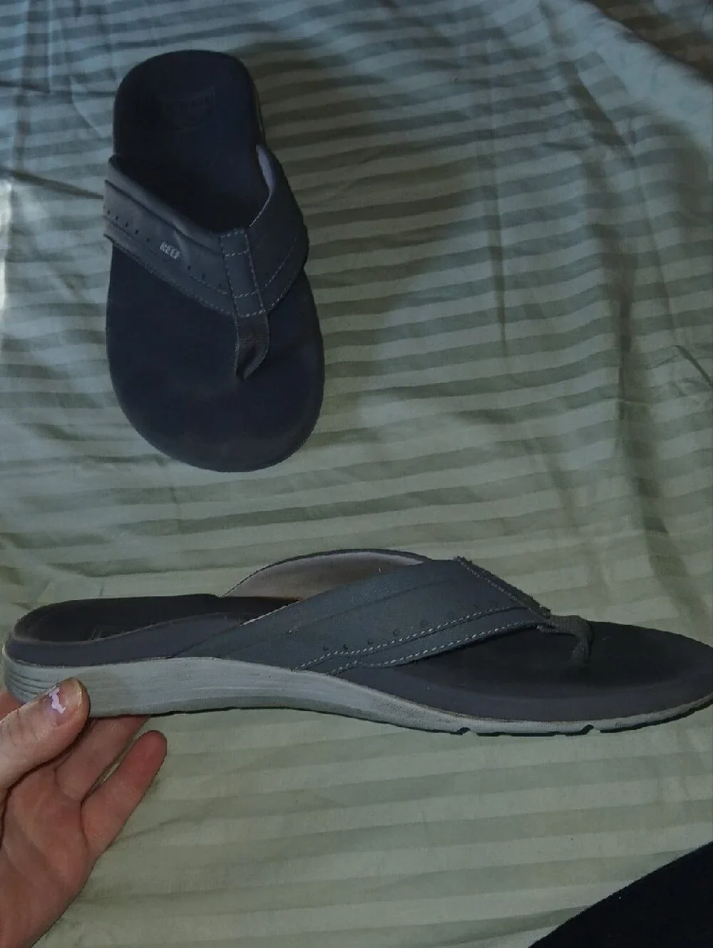 Reef Men's Black and Dark Gray Flip Flop Sandals Sz: 8